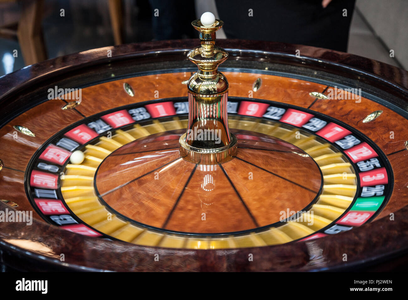 Roulette Spinning, in der Bewegung, während einer Demo Spiel. Roulette ist ein Glücksspiel und Wetten Casino Spiel Bild eines Roulette schnell drehen mit einem weißen Ba Stockfoto