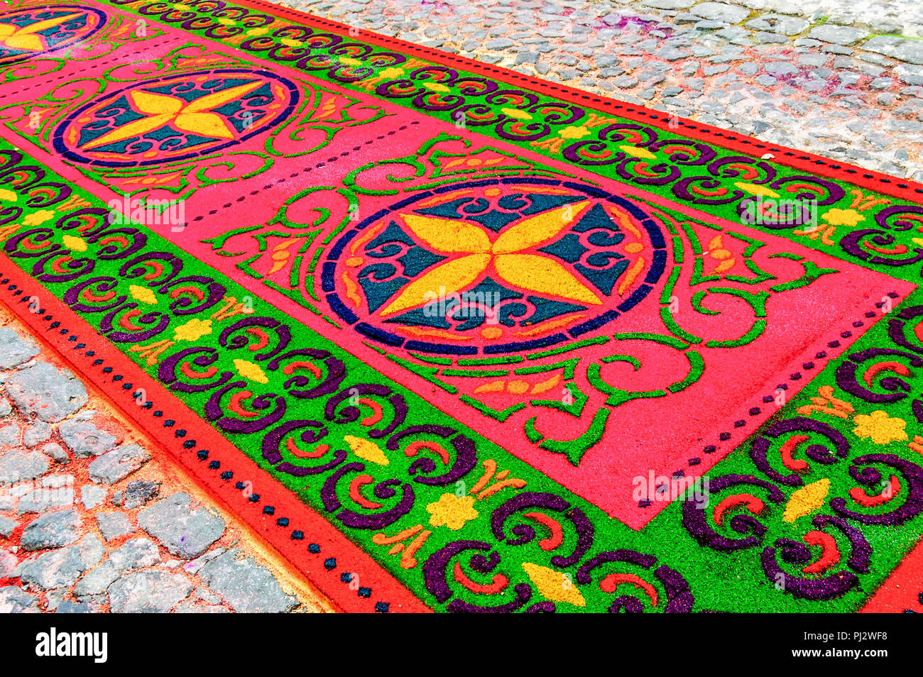 Antigua, Guatemala - 1. März 2015: Gefärbte Sägespäne Heilige Woche Prozession Teppich in der Stadt mit dem berühmtesten Feierlichkeiten zur Karwoche in Lateinamerika. Stockfoto