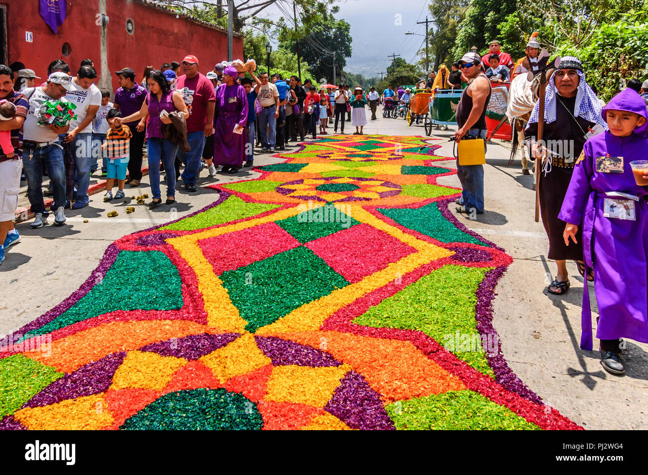 Antigua, Guatemala - 2. April 2015: Gründonnerstag Prozession Teppich in der kolonialen Stadt mit dem berühmtesten Feierlichkeiten zur Karwoche in Lateinamerika. Stockfoto