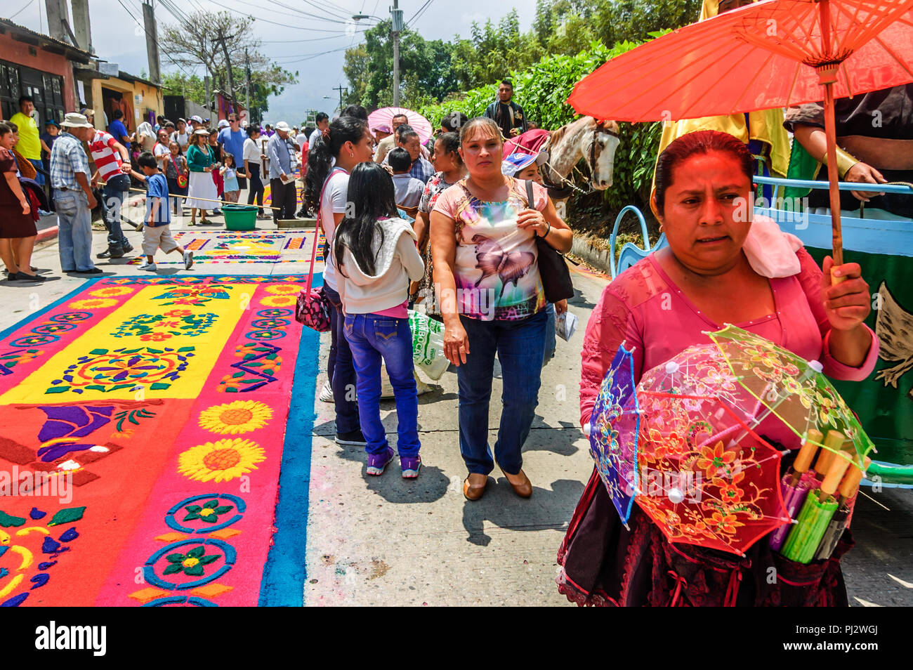 Antigua, Guatemala - 2. April 2015: Gründonnerstag Prozession Teppiche in der kolonialen Stadt mit dem berühmtesten Feierlichkeiten zur Karwoche in Lateinamerika. Stockfoto