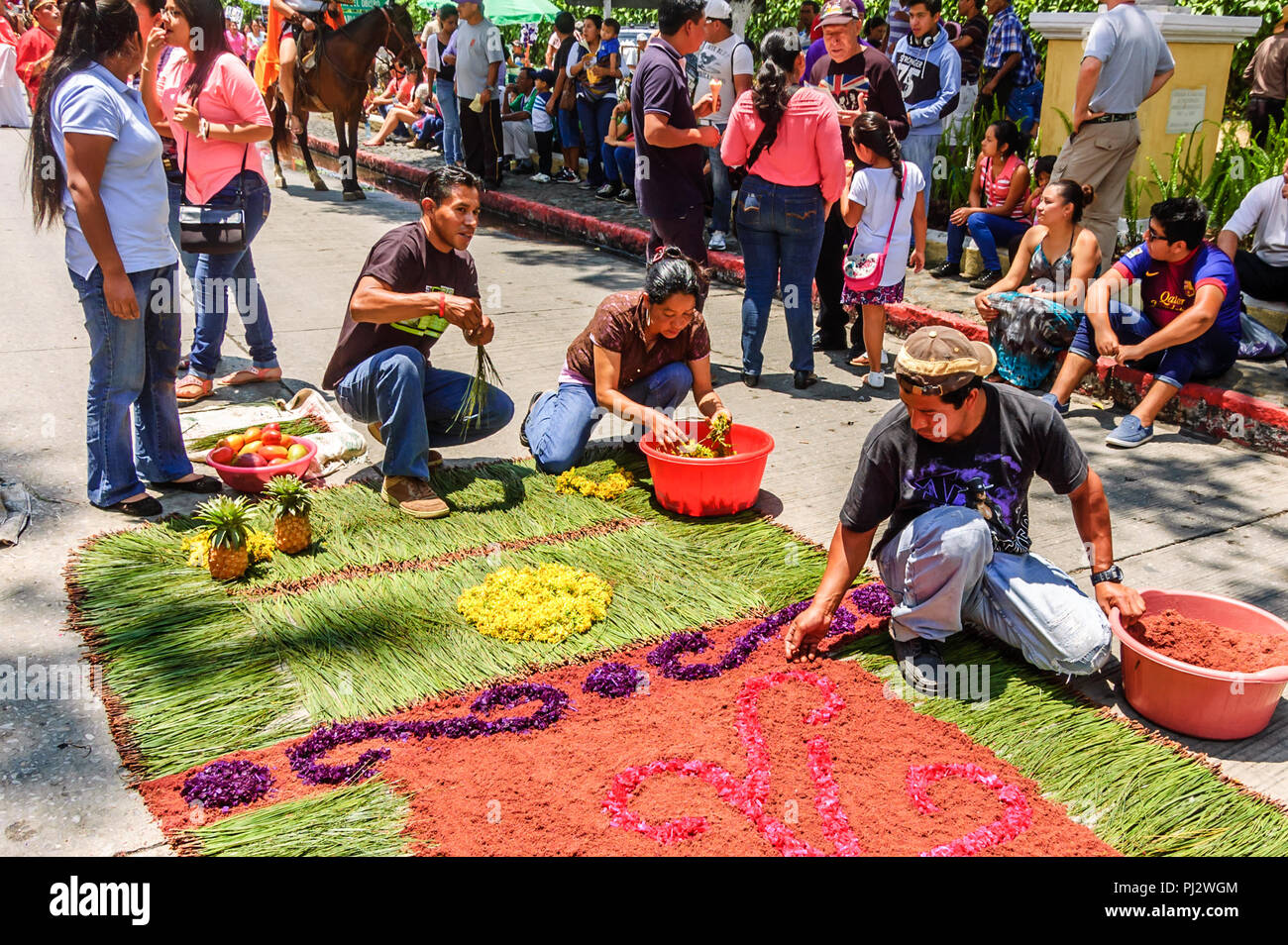 Antigua, Guatemala - April 2, 2015: Die Heilige Woche Prozession Teppich in der kolonialen Stadt mit dem berühmtesten Feierlichkeiten zur Karwoche in Lateinamerika. Stockfoto