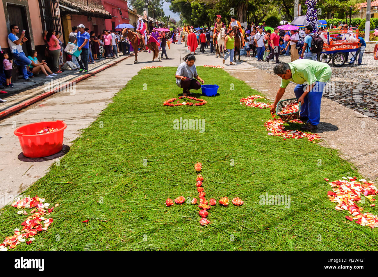Antigua, Guatemala - April 2, 2015: Die Heilige Woche Prozession Teppich in der kolonialen Stadt mit dem berühmtesten Feierlichkeiten zur Karwoche in Lateinamerika. Stockfoto