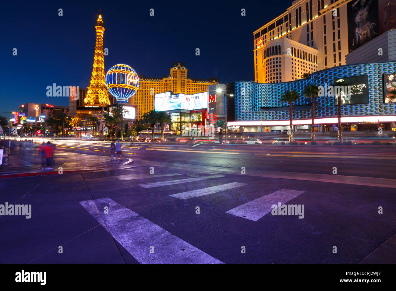 Las Vegas Strip bei Nacht mit Paris Hotel und faux Eiffelturm - Las Vegas, Nevada Stockfoto