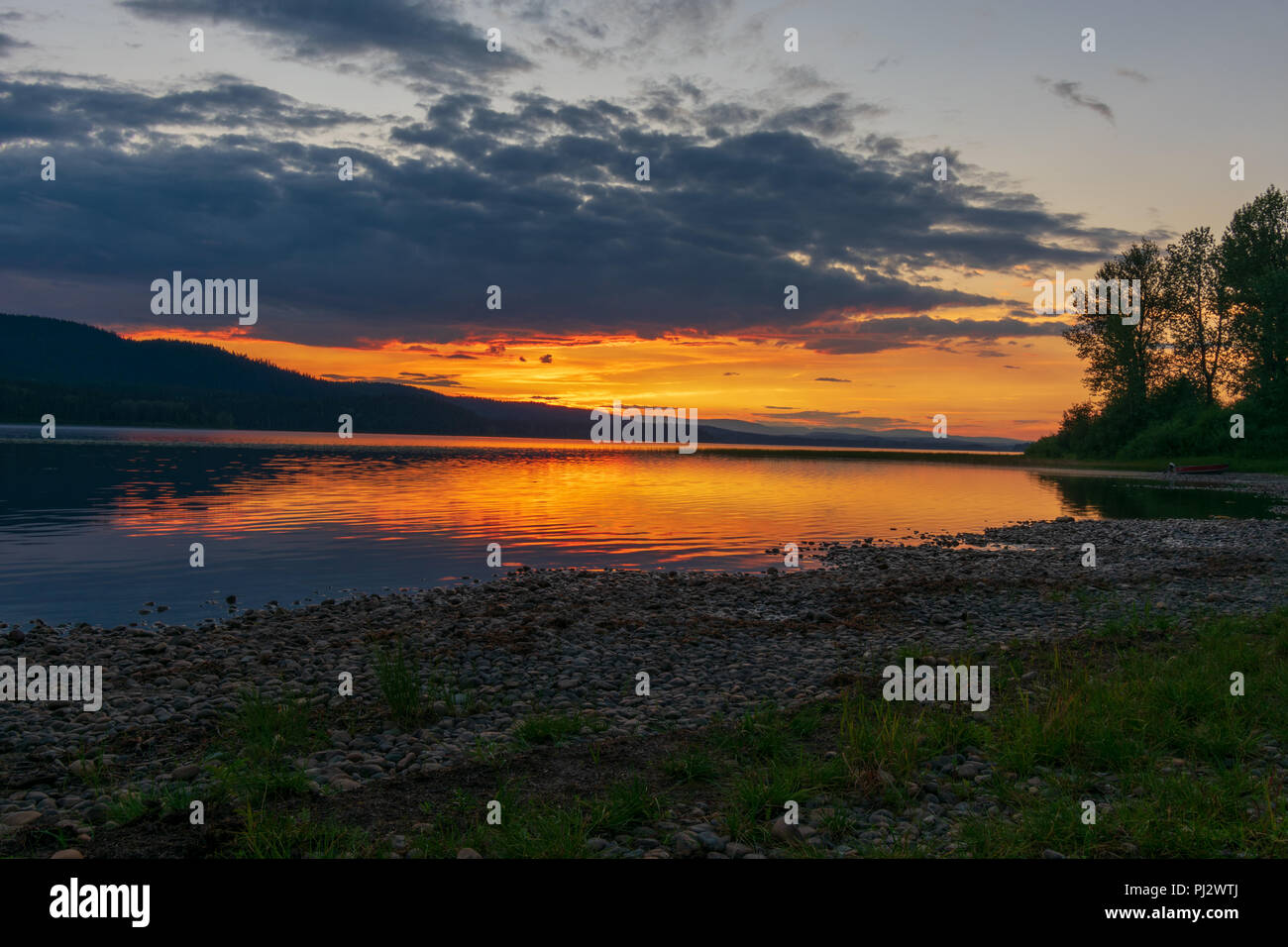 Sonnenuntergang über McLeod Lake, British Columbia, Kanada Stockfoto