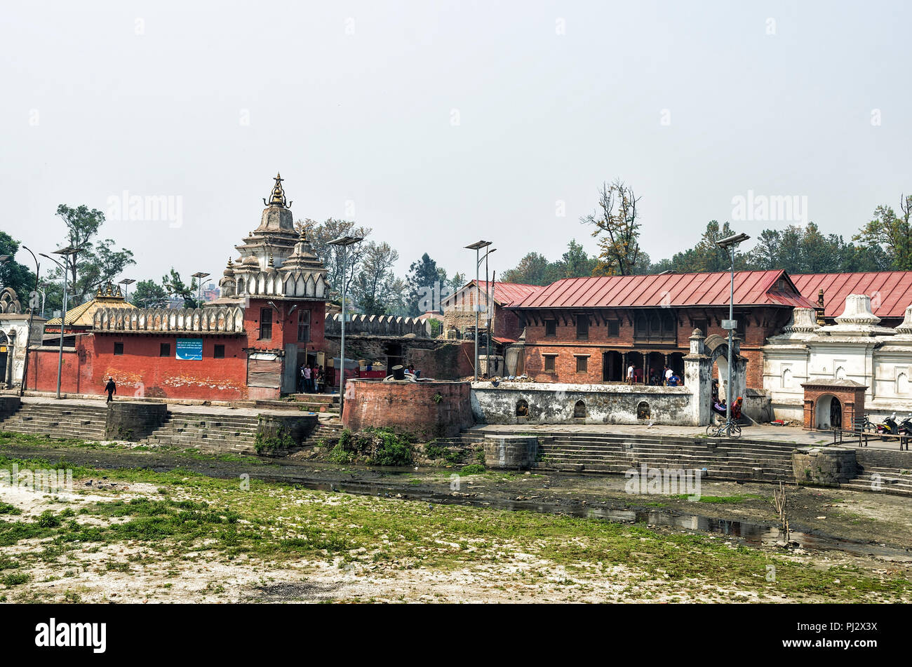 Kathmandu, Nepal - April 15, 2016: Pashupatinath dient als Sitz der nationalen Gottheit, Herrn Pashupatinath. Es ist auch der Ort der Einäscherung cerem Stockfoto