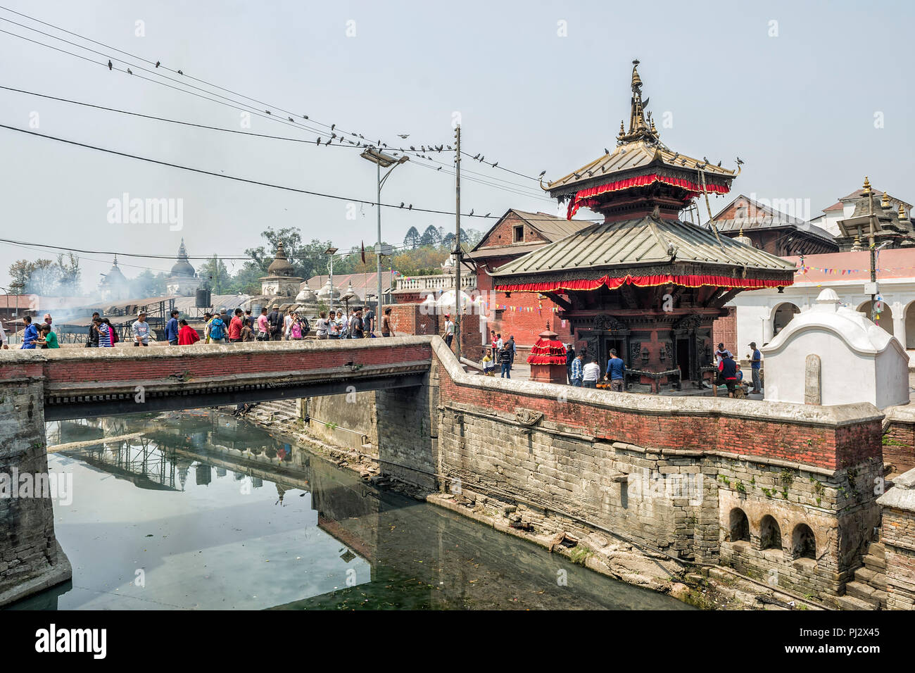 Kathmandu, Nepal - April 15, 2016: Pashupatinath dient als Sitz der nationalen Gottheit, Herrn Pashupatinath. Es ist auch der Ort der Einäscherung cerem Stockfoto