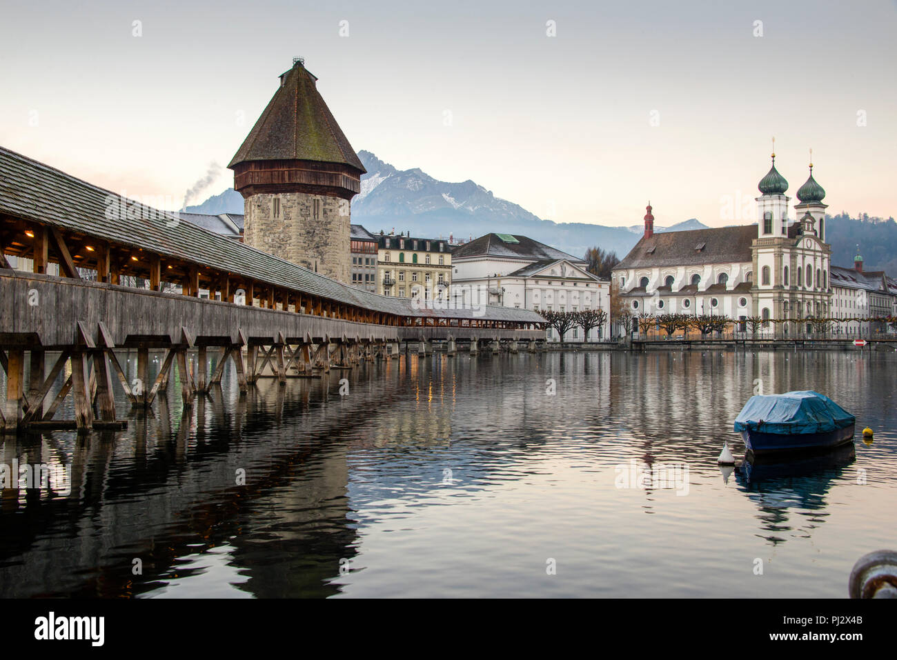 Luzerner Fußgängerbrücke Kapellbrücke oder Kapellbrücke in der Schweiz. Stockfoto