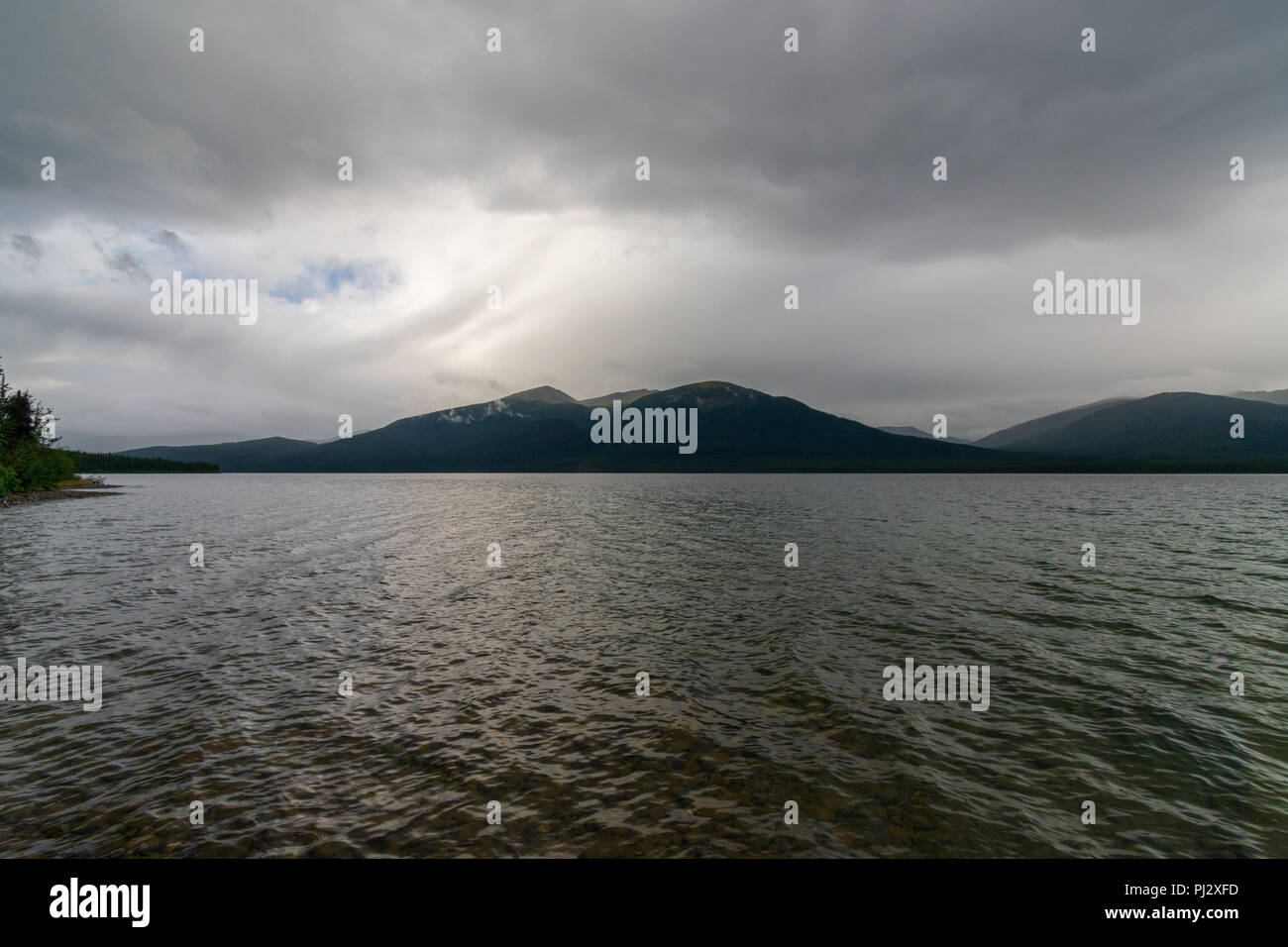 Ruhige See ist ein See entlang der South Canol Road, Yukon, Kanada. Stockfoto