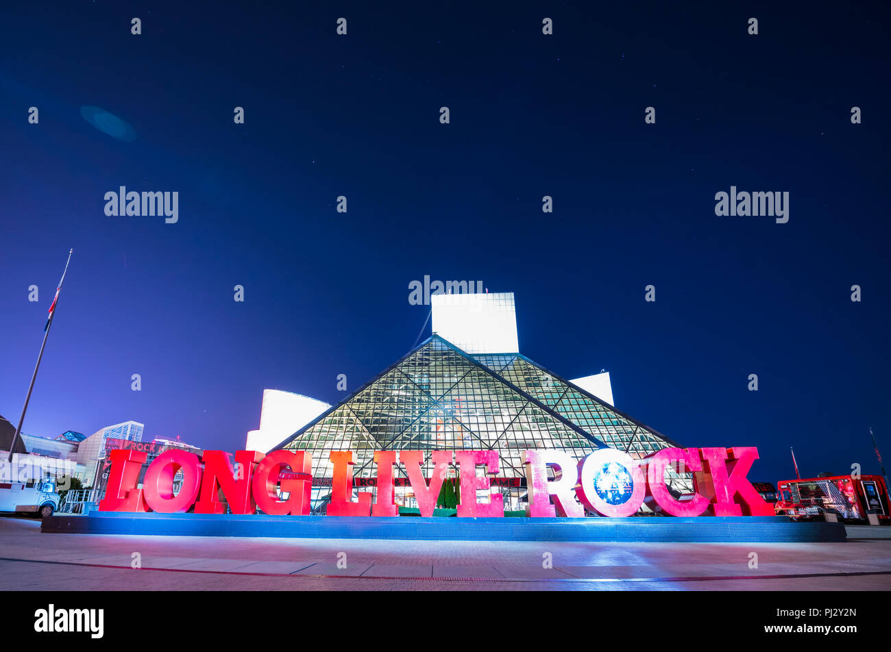 Rock and Roll Hall of Frame. Cleveland, Ohio, USA. 2-19-17: Rock and Roll Hall of Frame in der Nacht. Stockfoto