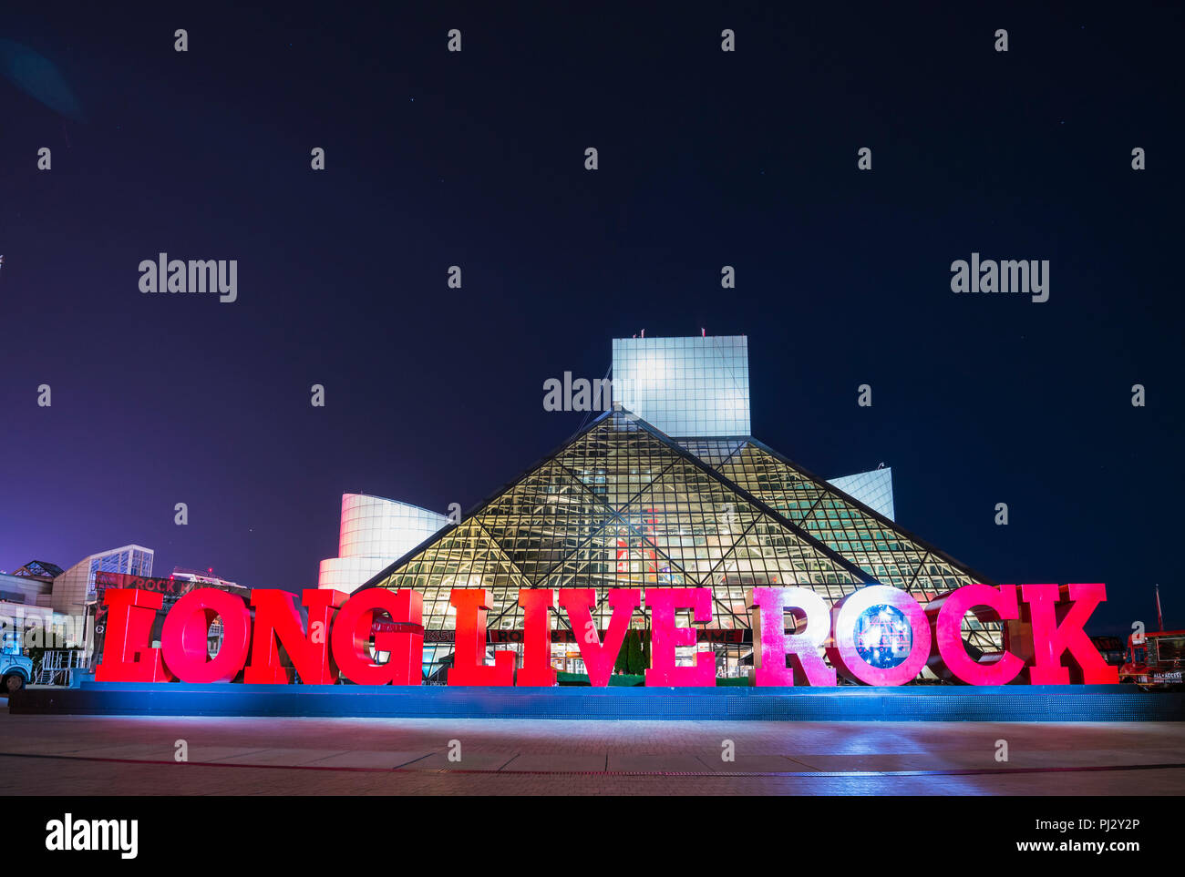 Rock and Roll Hall of Frame. Cleveland, Ohio, USA. 2-19-17: Rock and Roll Hall of Frame in der Nacht. Stockfoto