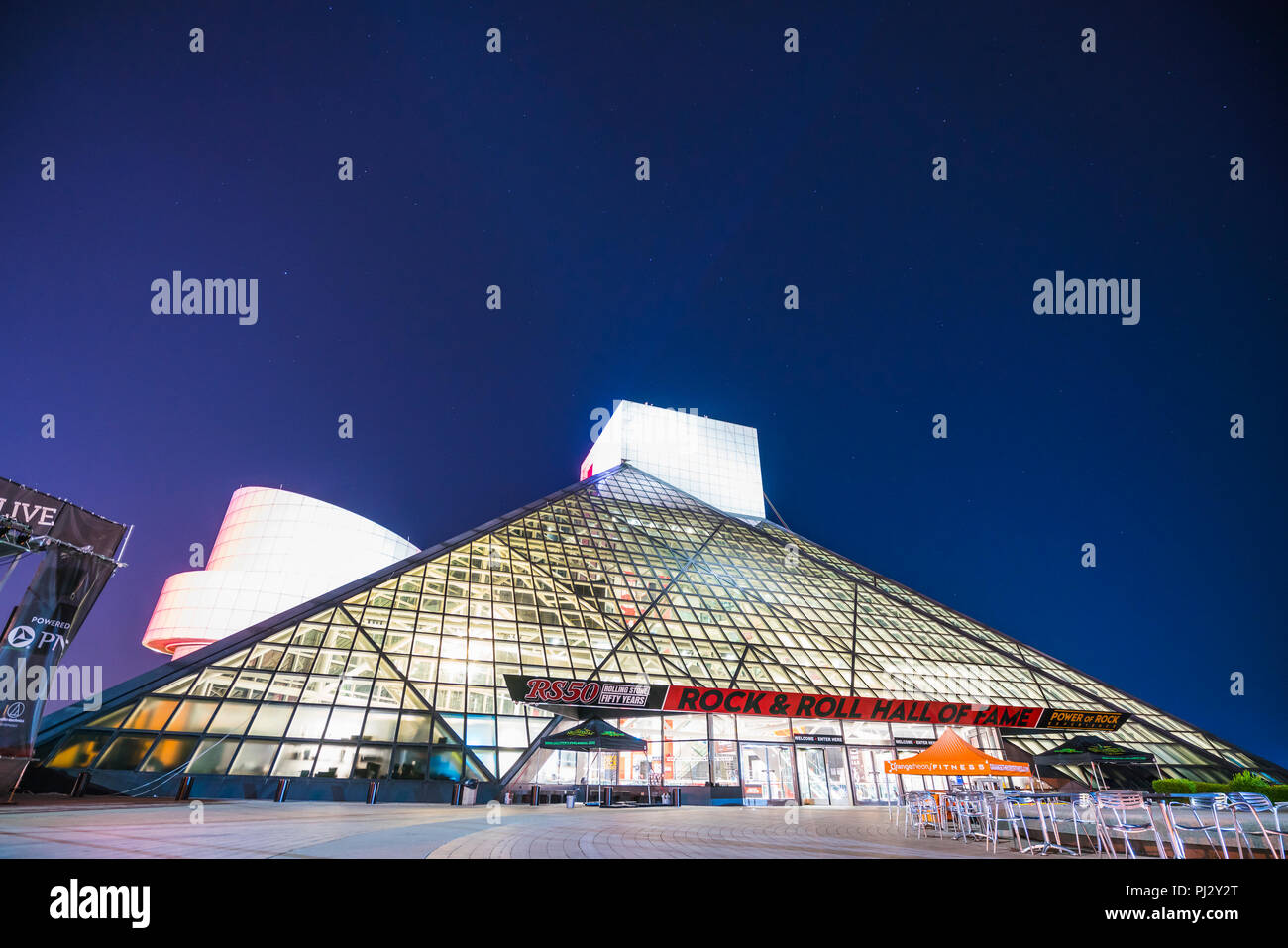 Rock and Roll Hall of Frame. Cleveland, Ohio, USA. 2-19-17: Rock and Roll Hall of Frame in der Nacht. Stockfoto
