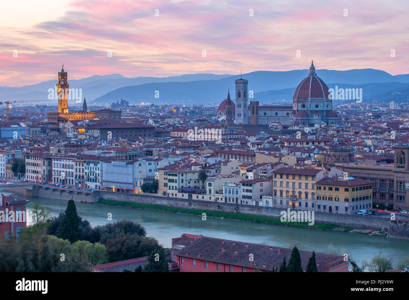 Florenz die Skyline in der Dämmerung in Florenz, Italien. Stockfoto