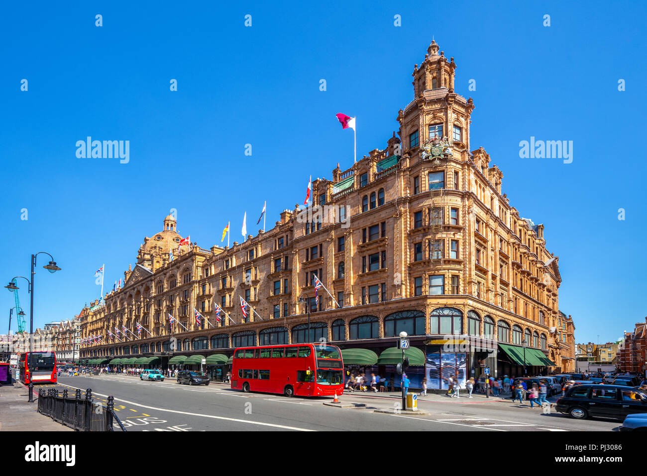 Blick auf die Straße von London mit berühmten Kaufhäusern Stockfoto