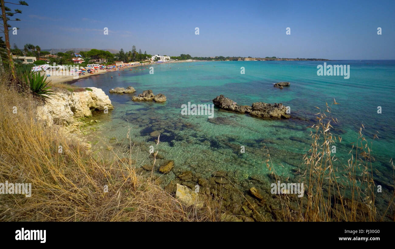 Schöner Strand mit transparenten Meer in Sizilien, Italien. Stockfoto