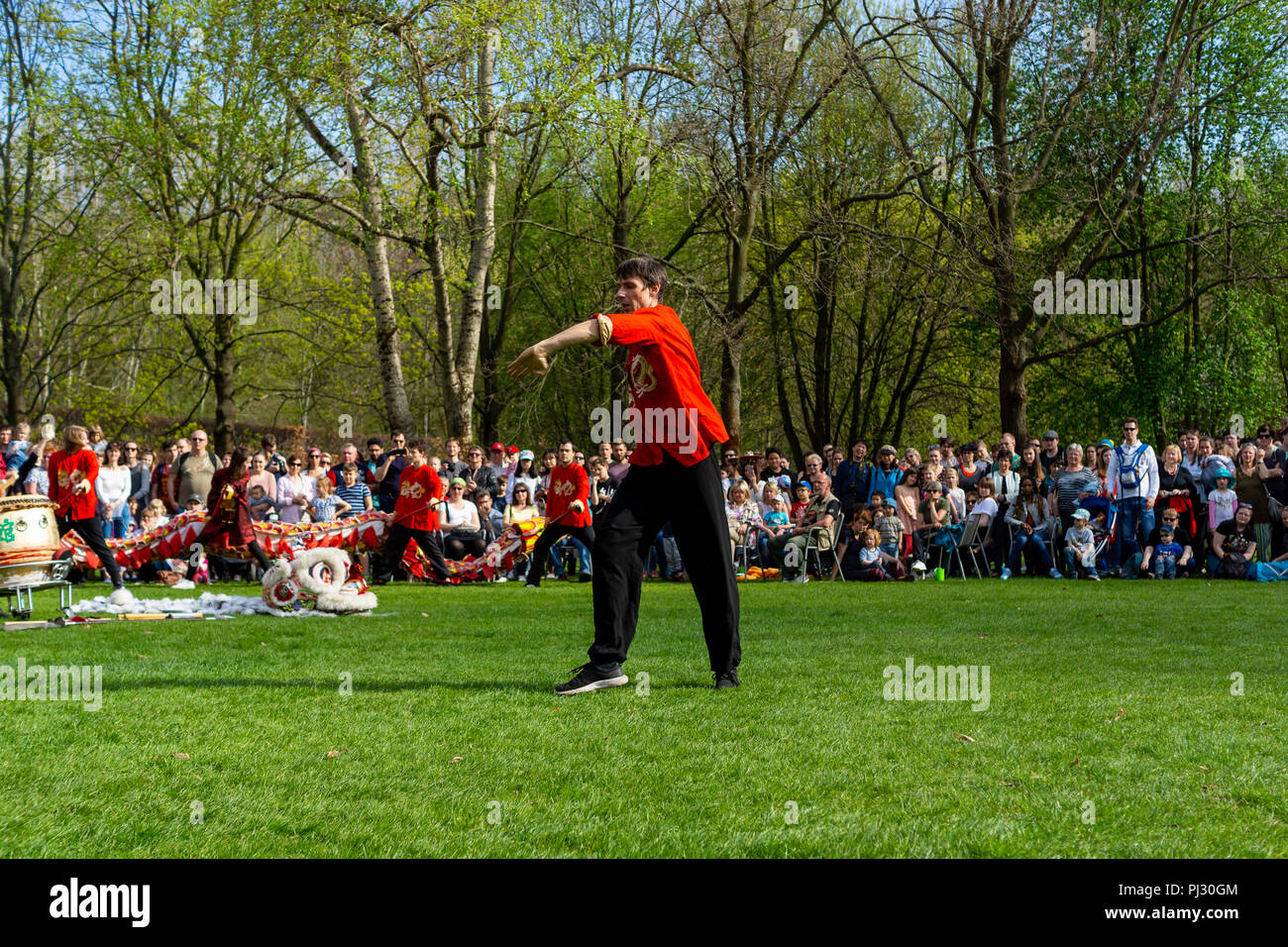 BERLIN, 15. APRIL 2018: Sakura Blüte Tag. Park "Gärten der Welt" (Gaerten der Welt"). Demonstration der chinesischen Kampfkünste Kung Fu. Stockfoto