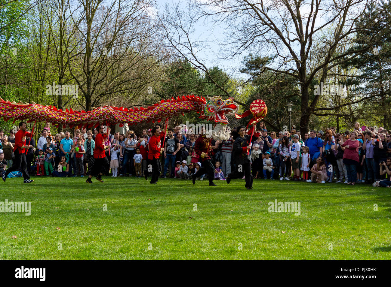 BERLIN, 15. APRIL 2018: Sakura Blüte Tag. Park "Gärten der Welt" (Gaerten der Welt"). Dragon dance. Traditionelle Chinesische Kunst. Stockfoto