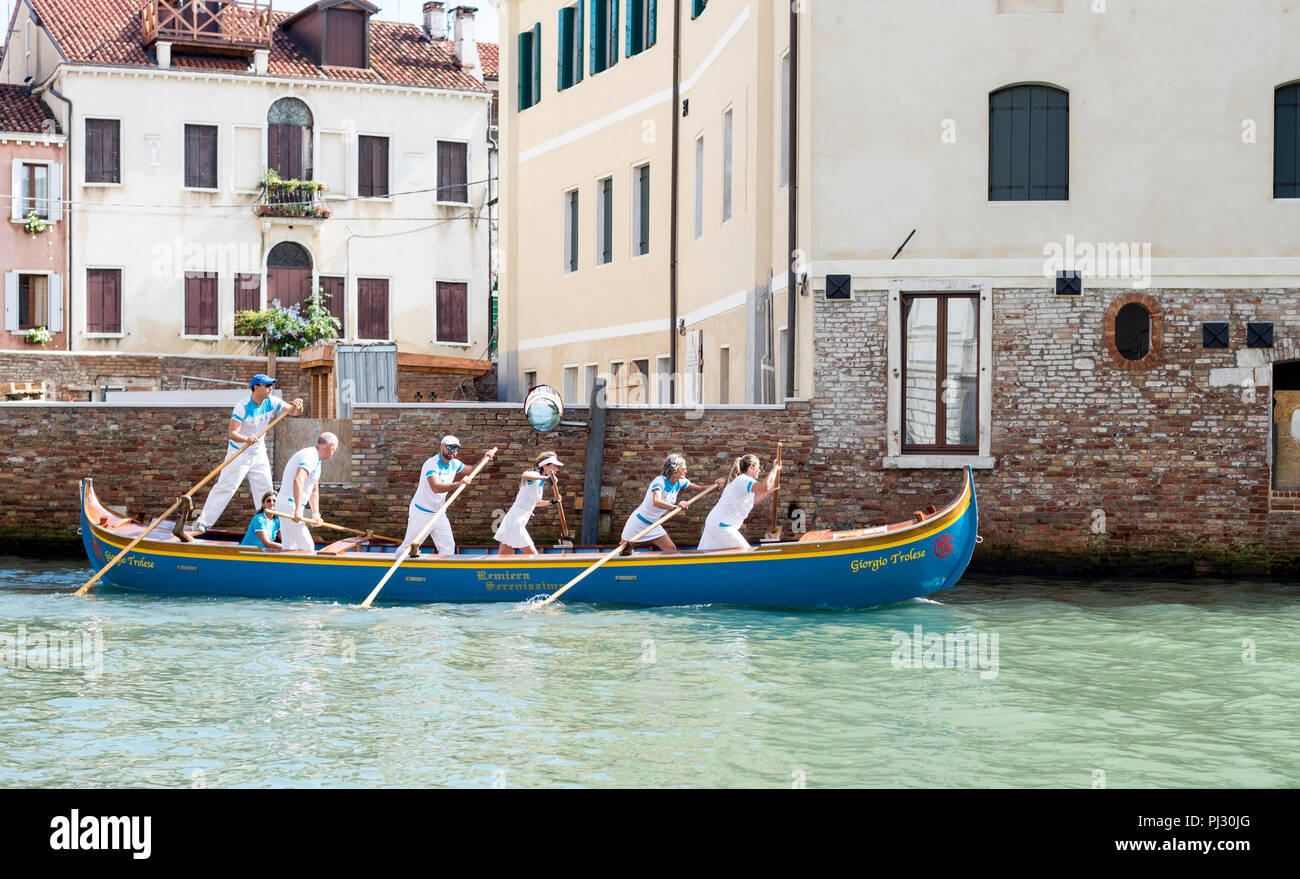 Die ruderer auf ihrem Weg zu den Grand Canal in der historischen jährlichen Regatta teilzunehmen Stockfoto