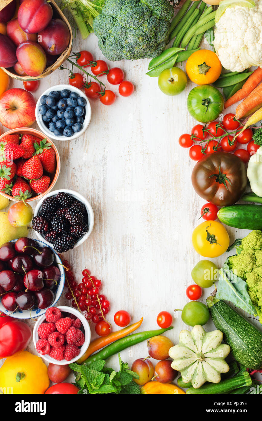 Gesund Sommer Früchte Gemüse Beeren in einem Frame angeordnet, Kirschen Pfirsiche Erdbeeren weißkohl Brokkoli Blumenkohl squash Tomaten Karotten, rote Rüben, Kopie, Ansicht von oben, selektiver Fokus Stockfoto