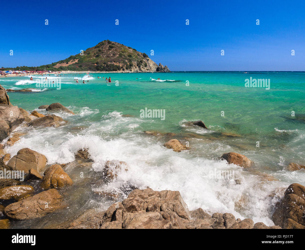 Villasimius, Italien - 18. August 2017: Transparente und das türkisfarbene Meer in Cala Sinzias, Villasimius. Sardinien Italien Stockfoto