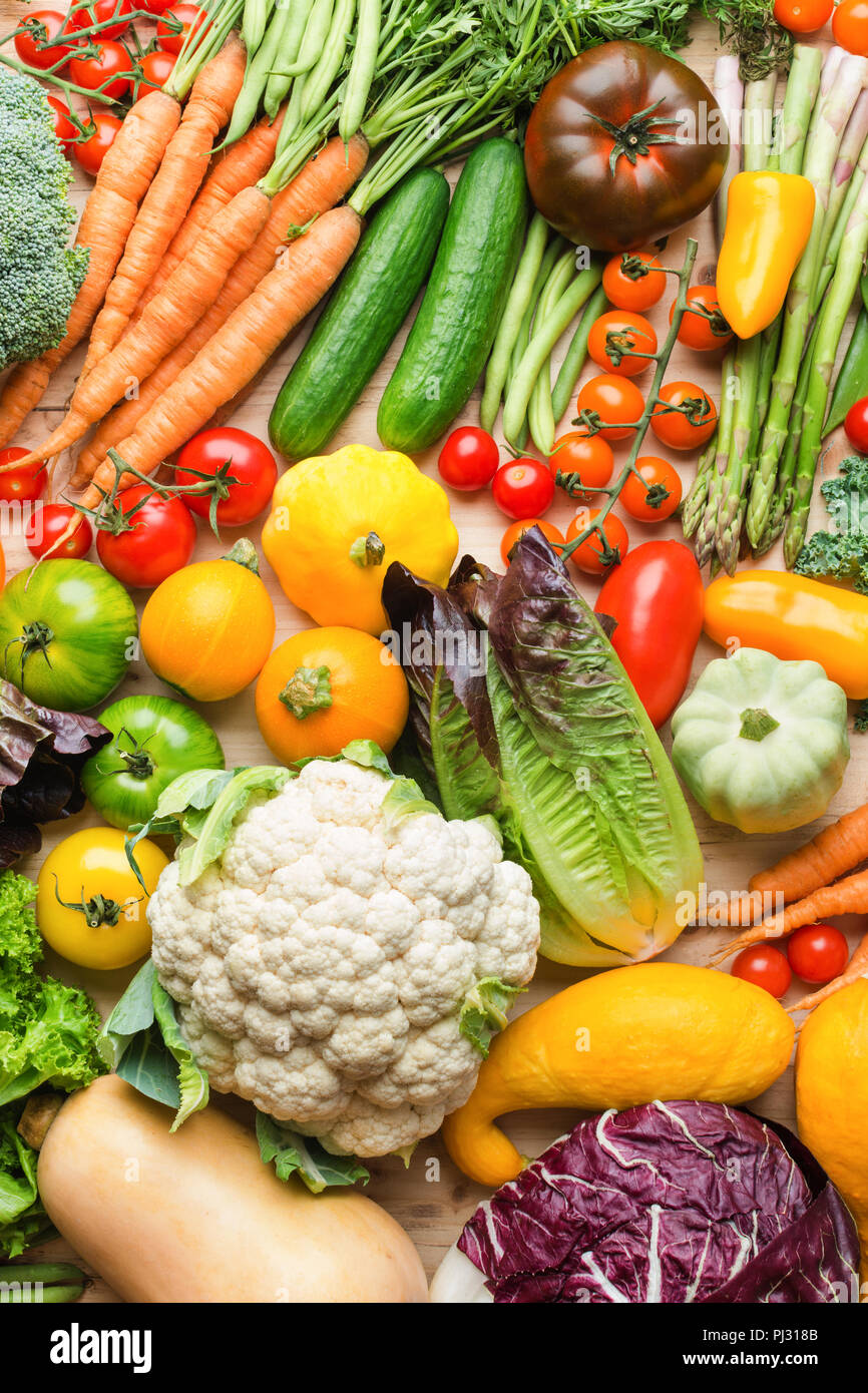 Sortiment an frischen bunten Gemüse aus ökologischem Anbau auf Holz Kiefer Tisch, rohe Nahrung Hintergrund, Ansicht von oben, Vertikal, selektiven Fokus Stockfoto