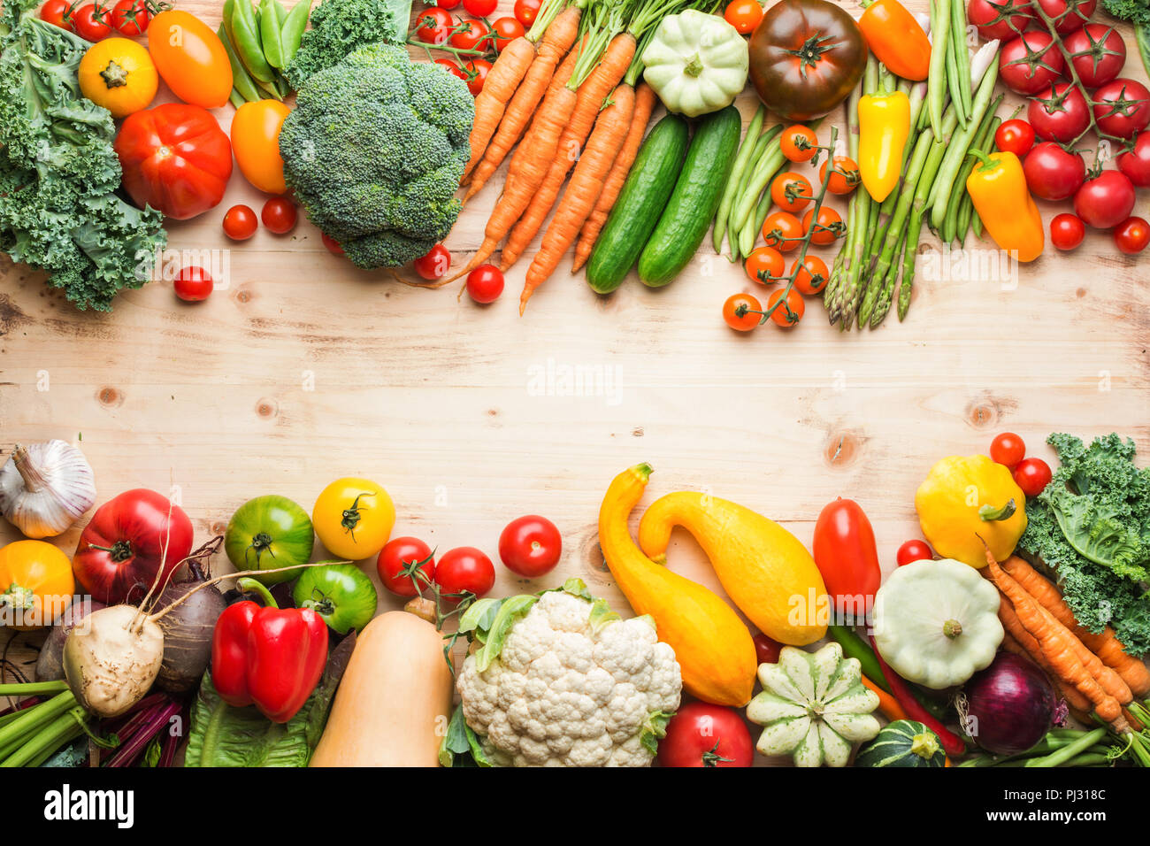 Frische Produkte vom Bauernhof, organisches Gemüse auf Holz Kiefer Tisch , Hintergrund, kopieren Platz für Text, Ansicht von oben, selektiver Fokus Stockfoto
