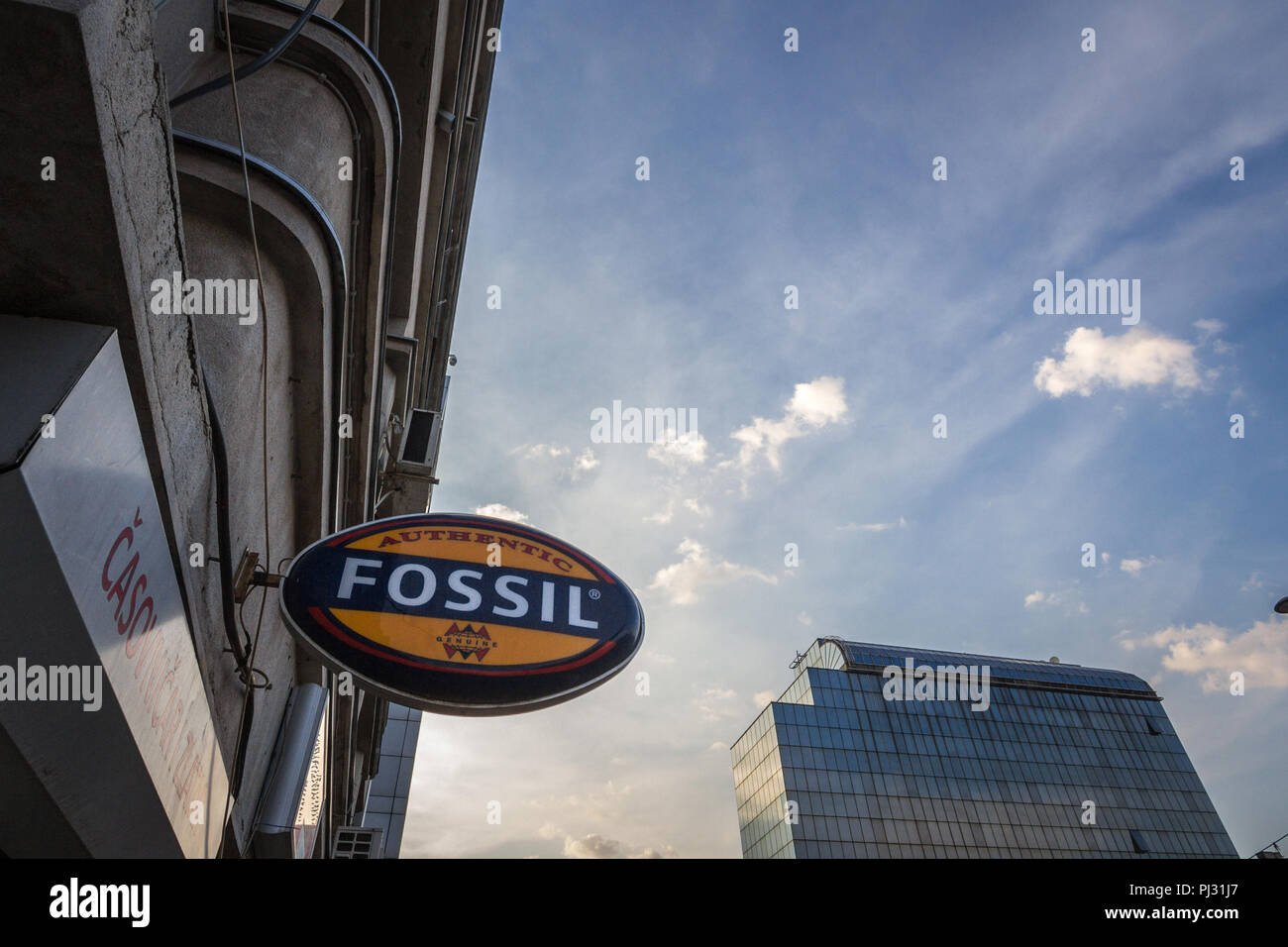 Belgrad, SERBIEN - 20. AUGUST 2018: Logo der fossilen Gruppe vor seiner wichtigsten Einzelhändler für Belgrad. Fossil ist ein US-amerikanischer Modedesigner, deren Sym Stockfoto