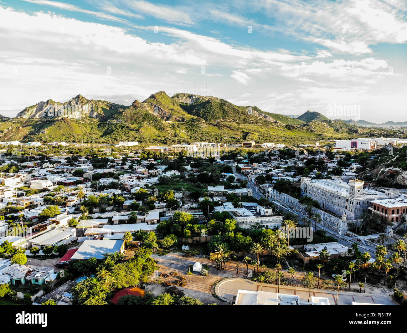 Vista aerea del Museo Regional de Sonora, INAH, fue La primera cárcel de Hermosillo, Antigua penitenciaría. Se fundó en el año de 1815 en El Centro Historico y Faldas del Cerro de la Campana icono de la Ciudad. En los últimos años Del Siglo XIX el Regierung del Estado de Sonora decidió la construcción de un Moderno edificio con Geldbußen penitenciarios, Para ello se contrató al Ingeniero nacido en Francia Arthur Francis Wrotnowski... Stadt Luftaufnahme, Architektur, Stadt, Edificios Hermosillo, Mexiko Sonora, Antenne, Antenne Landschaft, Luftaufnahmen, Luftaufnahme, Blick auf die Stadt, die, Tag, Tageslicht Stockfoto