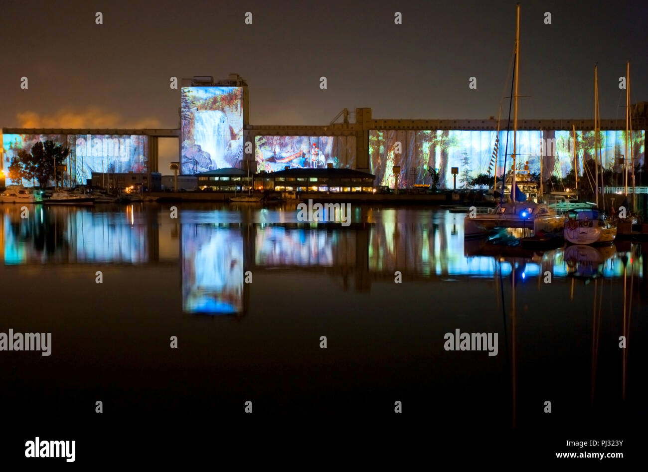 Nordamerika, Kanada, Quebec, Quebec City, das Bild Mühle Light Show auf dem alten Hafen Getreidespeicher projiziert Stockfoto