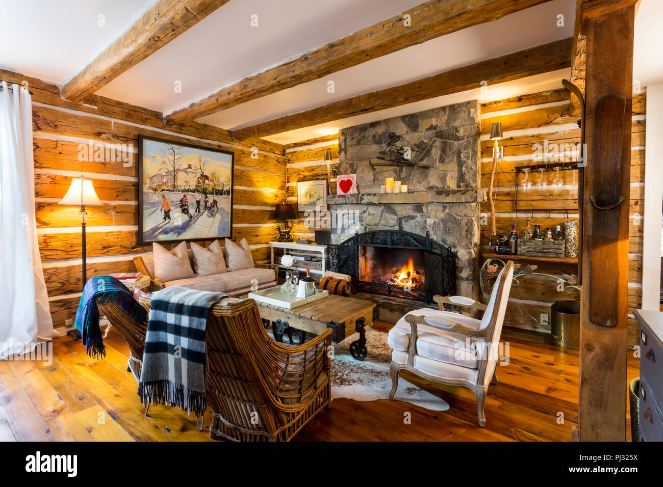 Wohnzimmer mit Kamin im Haus anmelden Stockfoto