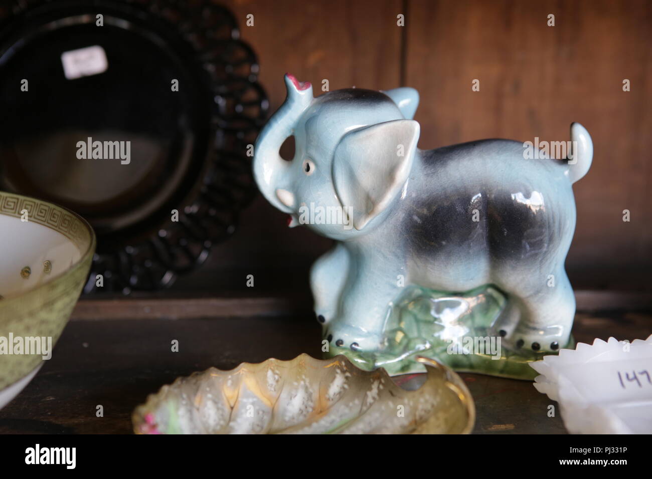 Elephant figurine im Regal Stockfoto