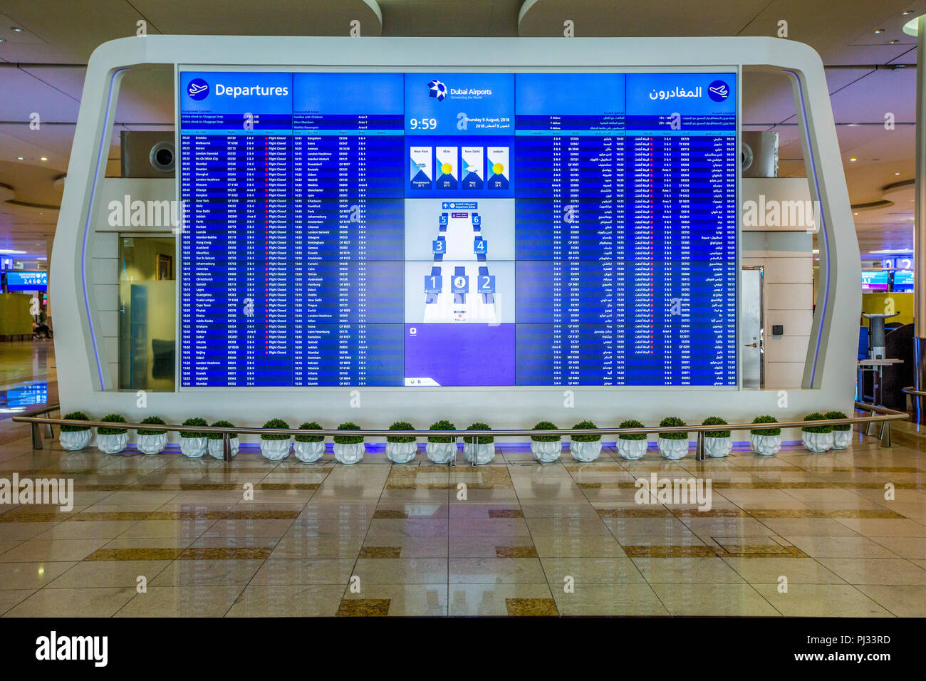 Flugplan in Dubai Airport Stockfoto