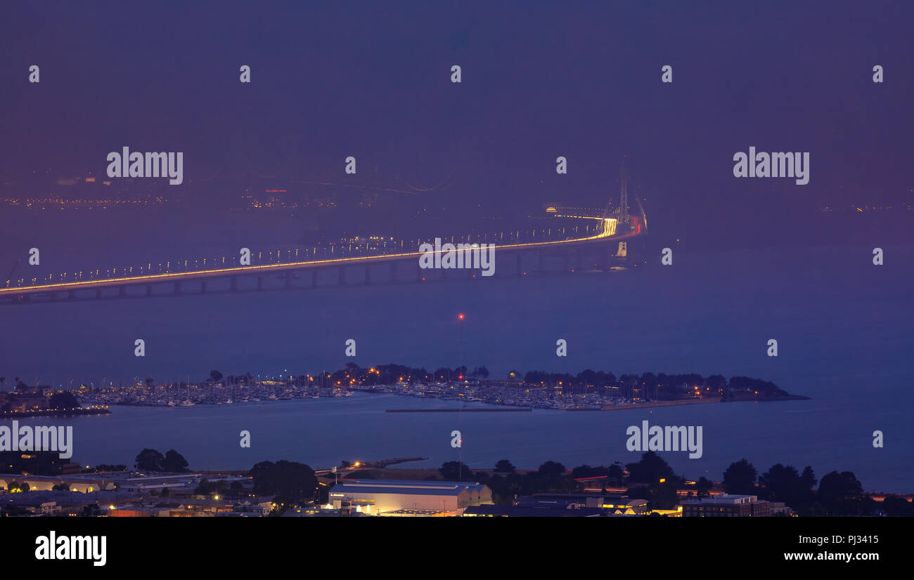 Blick auf San Francisco und die Bay Bridge bedeckt mit Nebel von Grizzly Peak in Berkeley Hills nach Sonnenuntergang Stockfoto