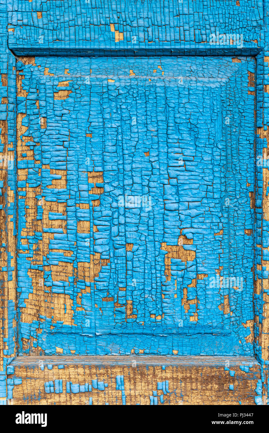 Alte verwitterte traditionellen Fensterläden aus Holz mit Rissen und blätterte von der blauen Farbe Stockfoto