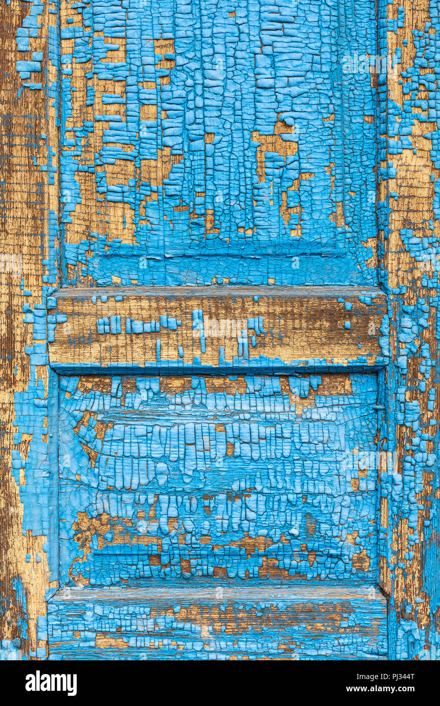 Alte hölzerne Fensterläden. Textur des alten Risse im Holz blau lackiert Stockfoto