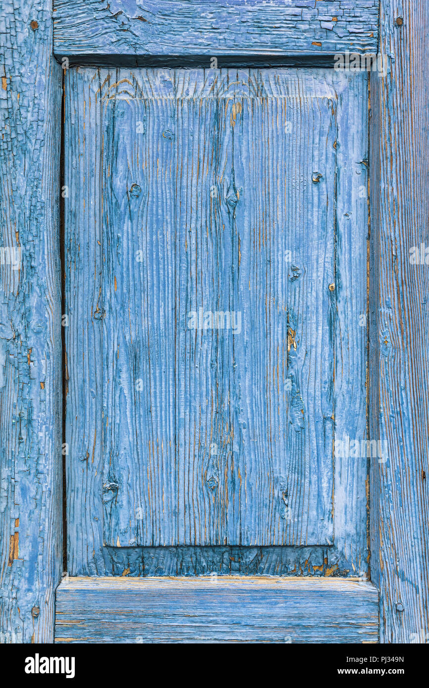 Alte hölzerne Fensterläden in der blauen Farbe mit Rissen bedeckt Stockfoto