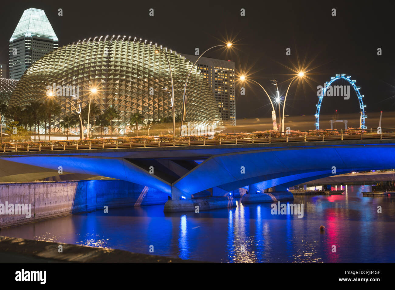 Moderne Architektur bei Nacht beleuchteten Singapur Stockfoto