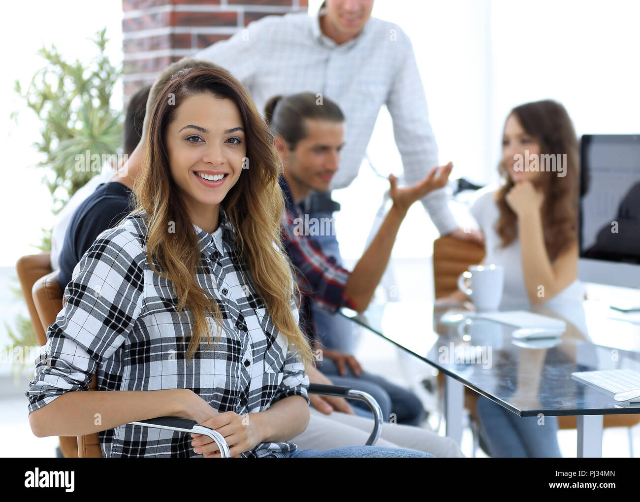 Young Business Frau und ihr kreatives Team Stockfoto