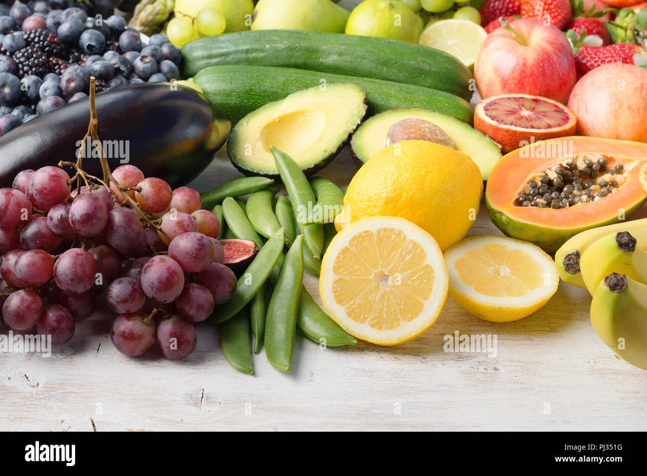 Gesunde Ernährung, rohe Früchte und Gemüse in Regenbogenfarben an der aus weißer Tisch, selektiver Fokus Stockfoto