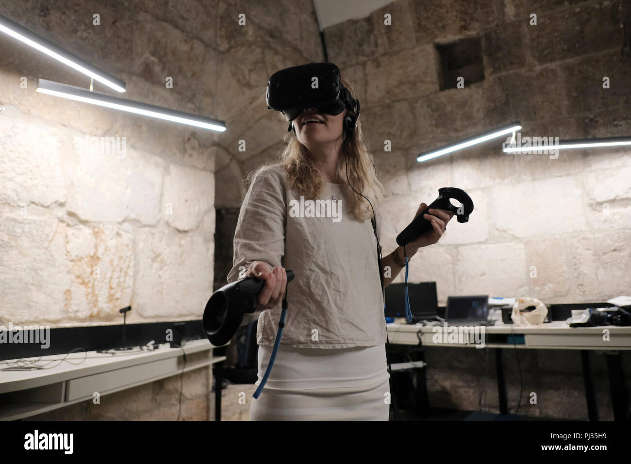 Ein Besucher genießt eine 3D-Rundgang von Inhalten, die über virtuelle  Realität VR-Brille am Tod Innovation Lab in der Turm Davids Museum, das als  Jerusalem Zitadelle in Israel bekannt ist. TOD ist eine