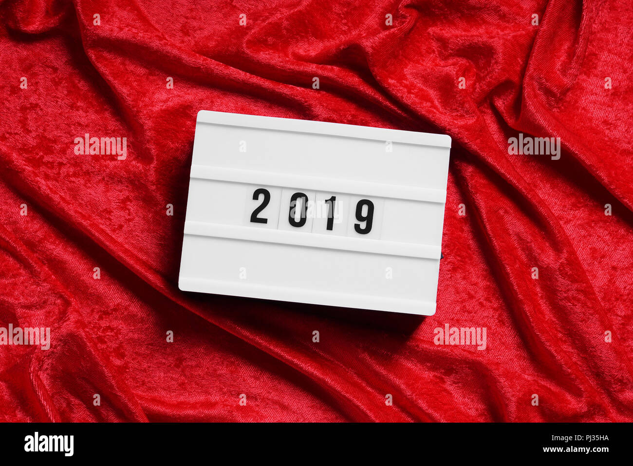 2019 Lightbox oder Leuchtkasten Zeichen auf rotem Hintergrund Stockfoto