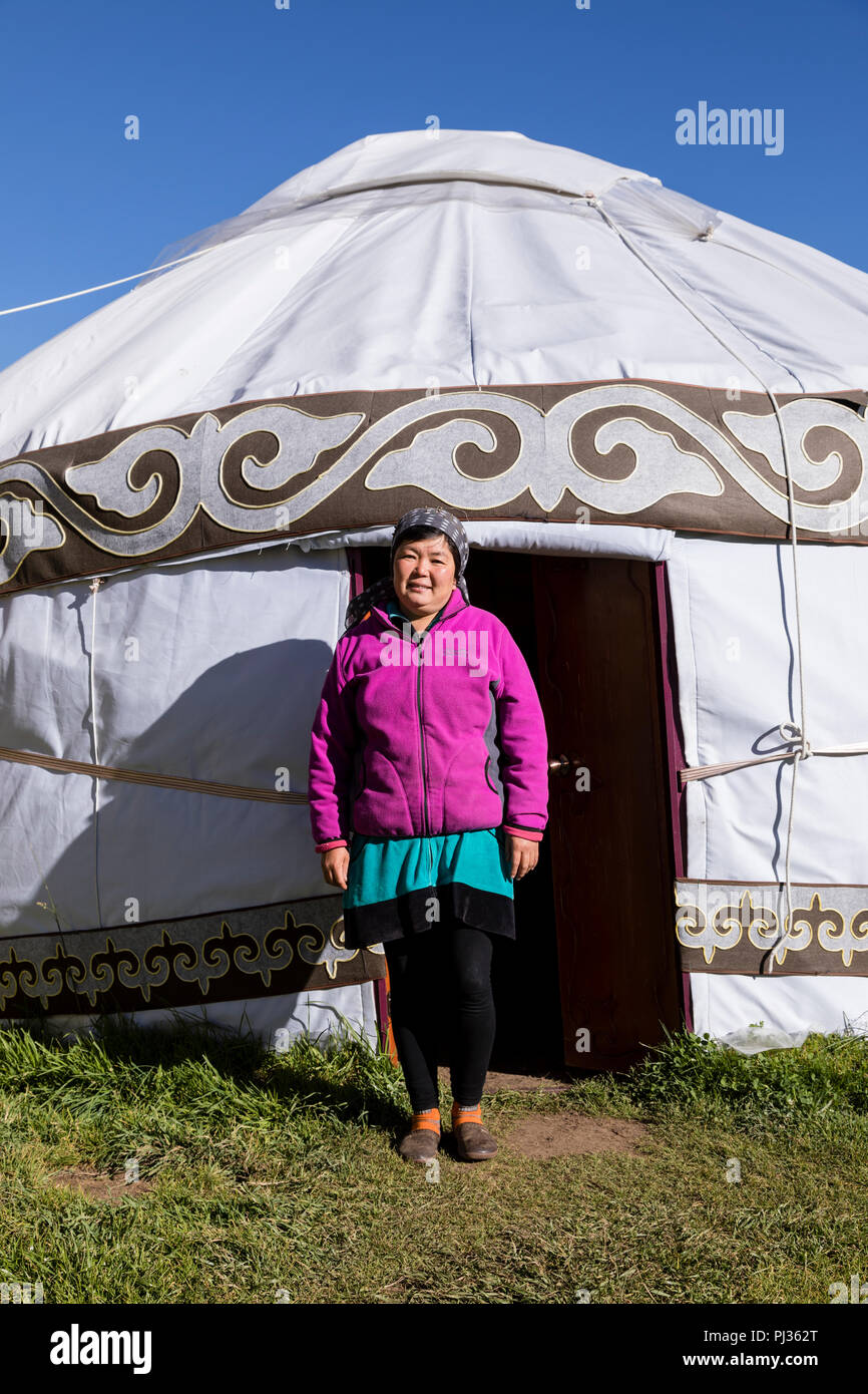 Altyn-Arashan, Kirgisistan, 14. August 2018: Eine hübsche Kirgisischen steht vor einer Jurte im Tal des Altyn-Arashan in Kirgisistan Stockfoto