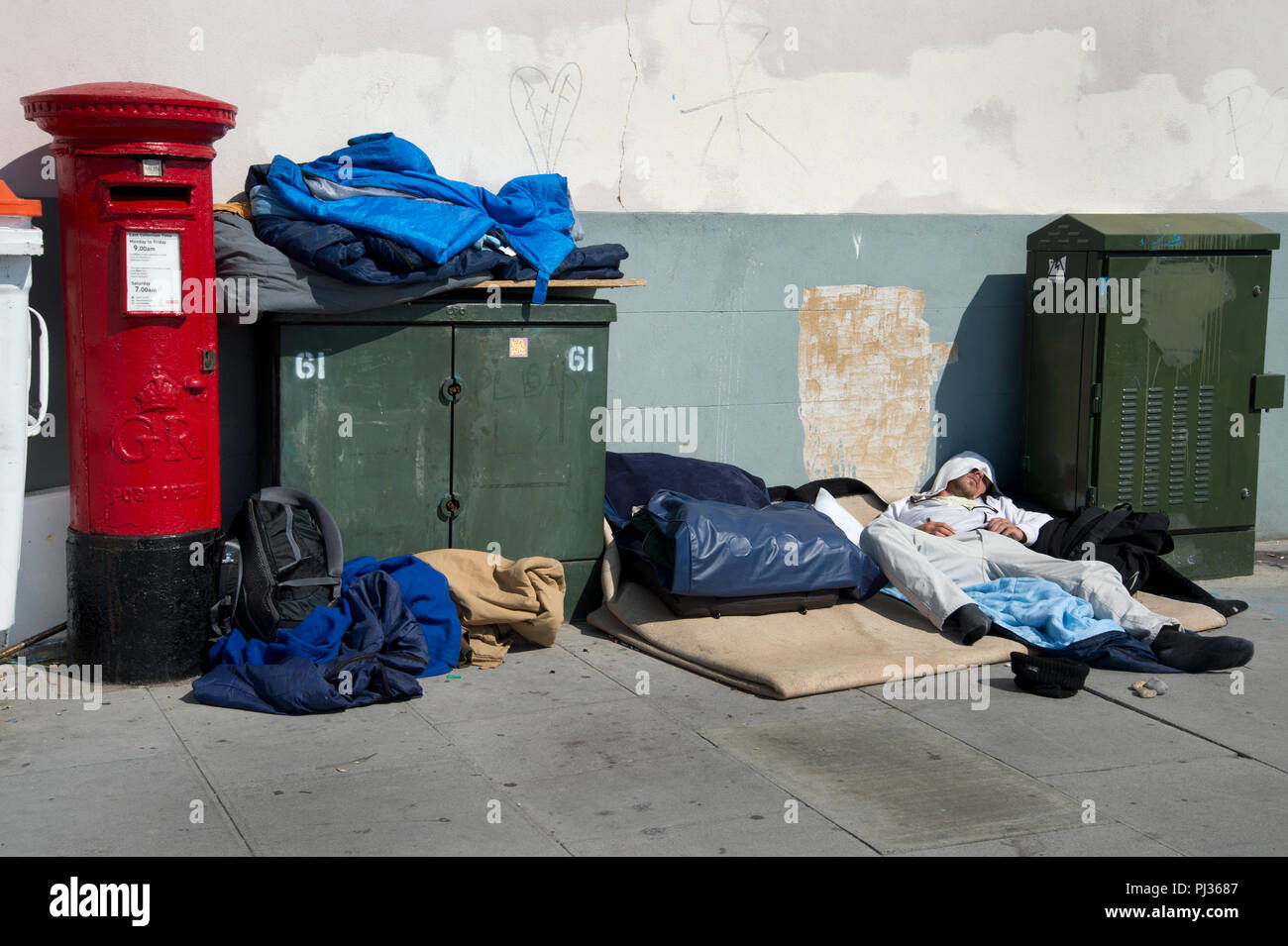Hastings, East Sussex. Obdachlosen schlafen auf dem Gehsteig an der Küste Stockfoto