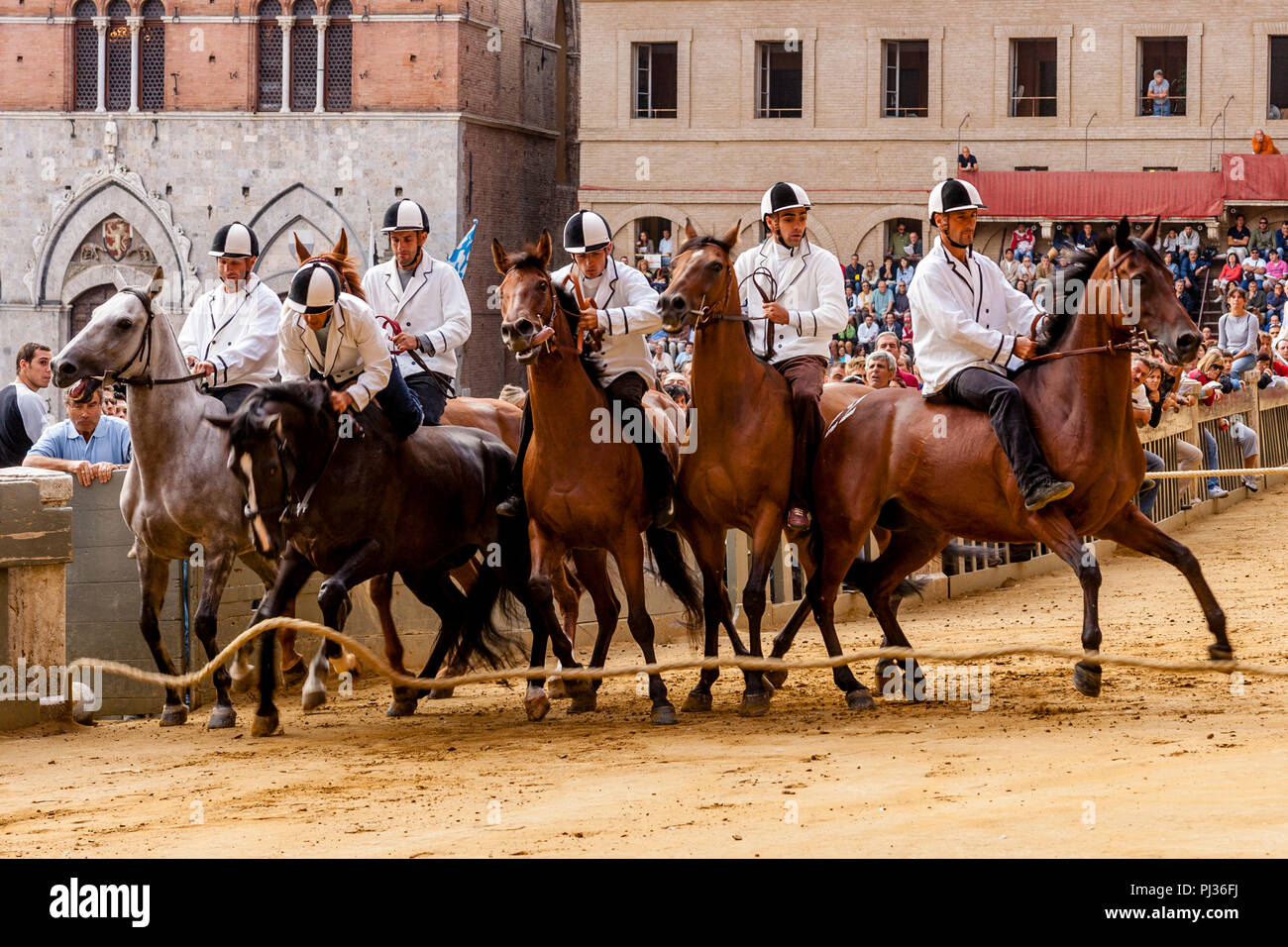 Lokale Jockeys Test die Pferde, Wird in der Palio di Siena, Siena, Italien Stockfoto