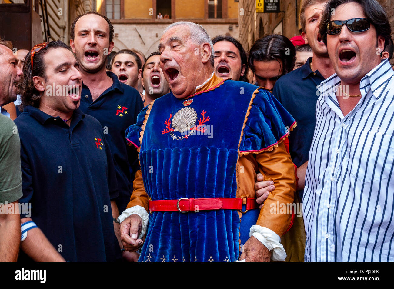 Die nicchio (Shell) Contrada kommen in der Piazza Del Campo mit Ihrem Maskottchen für die Zuordnung der Pferde Zeremonie, Palio di Siena, Siena, Italien Stockfoto