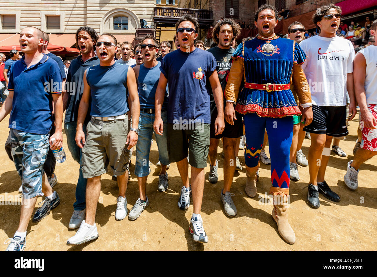 Die nicchio (Shell) Contrada kommen in der Piazza Del Campo mit Ihrem Maskottchen für die Zuordnung der Pferde Zeremonie, Palio di Siena, Siena, Italien Stockfoto
