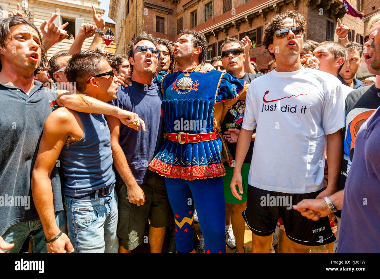 Die nicchio (Shell) Contrada kommen in der Piazza Del Campo mit Ihrem Maskottchen für die Zuordnung der Pferde Zeremonie, Palio di Siena, Siena, Italien Stockfoto