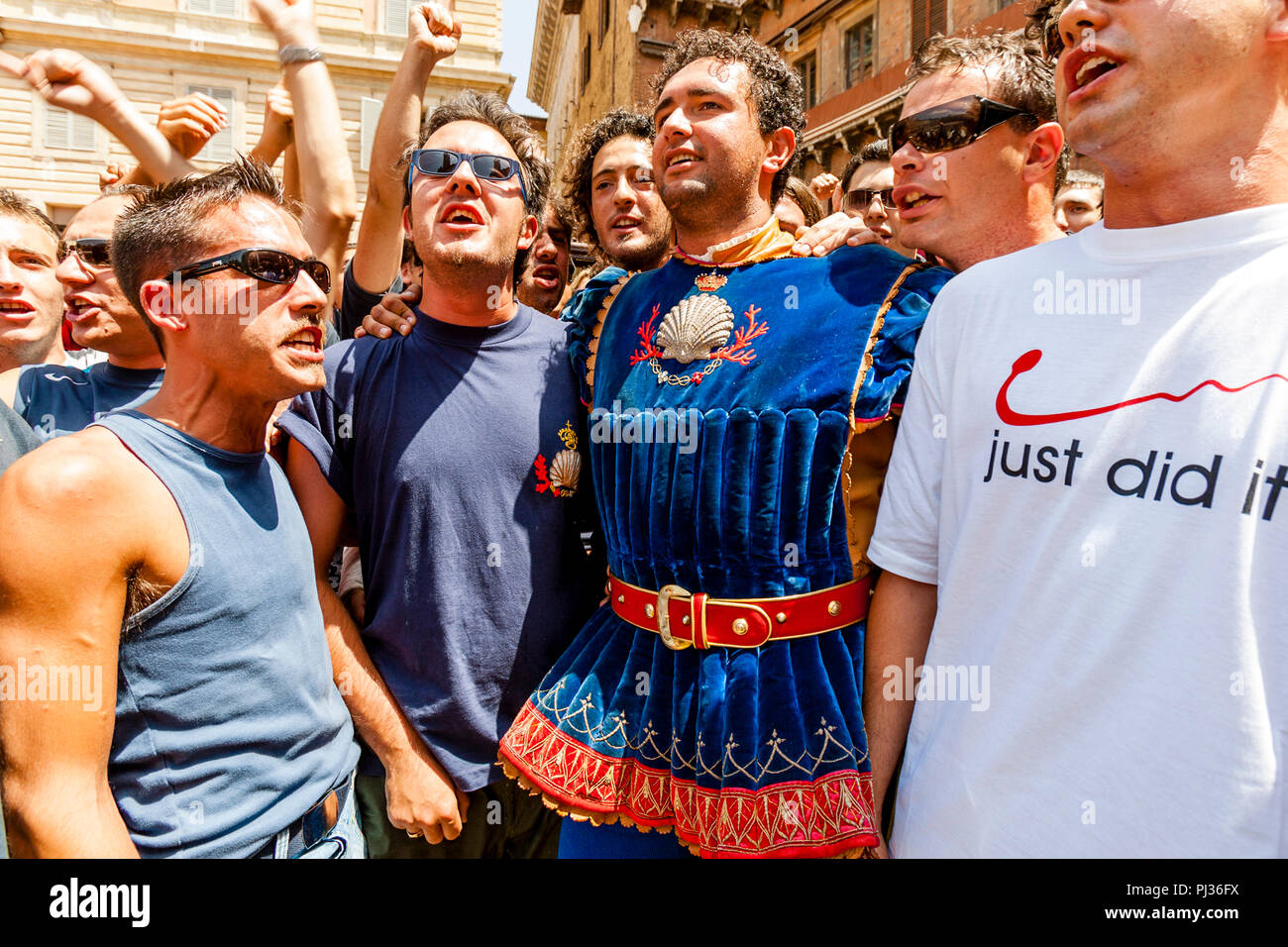 Die nicchio (Shell) Contrada kommen in der Piazza Del Campo mit Ihrem Maskottchen für die Zuordnung der Pferde Zeremonie, Palio di Siena, Siena, Italien Stockfoto