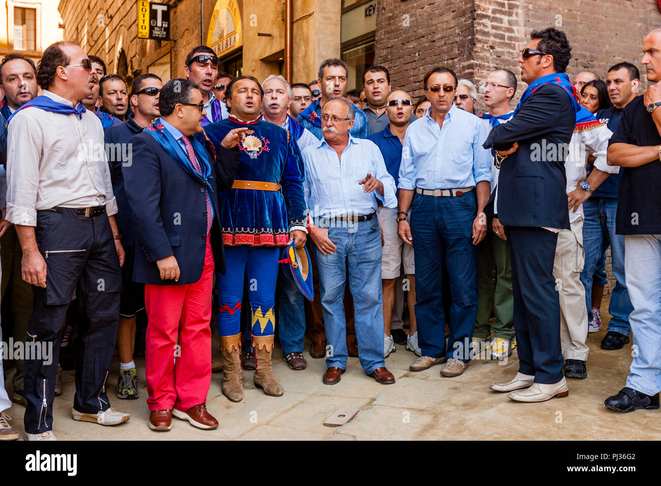 Die nicchio (Shell) Contrada kommen in der Piazza Del Campo mit Ihrem Maskottchen für die Zuordnung der Pferde Zeremonie, Palio di Siena, Siena, Italien Stockfoto