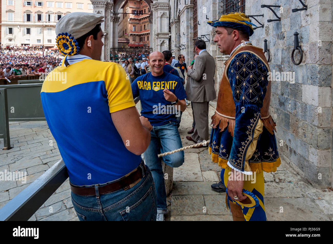 Mitglieder Der Tartuca (Schildkröte) Contrada für die Zuordnung der Pferde Zeremonie in der Piazza Del Campo, Palio Di Siena, Italien beginnen Stockfoto