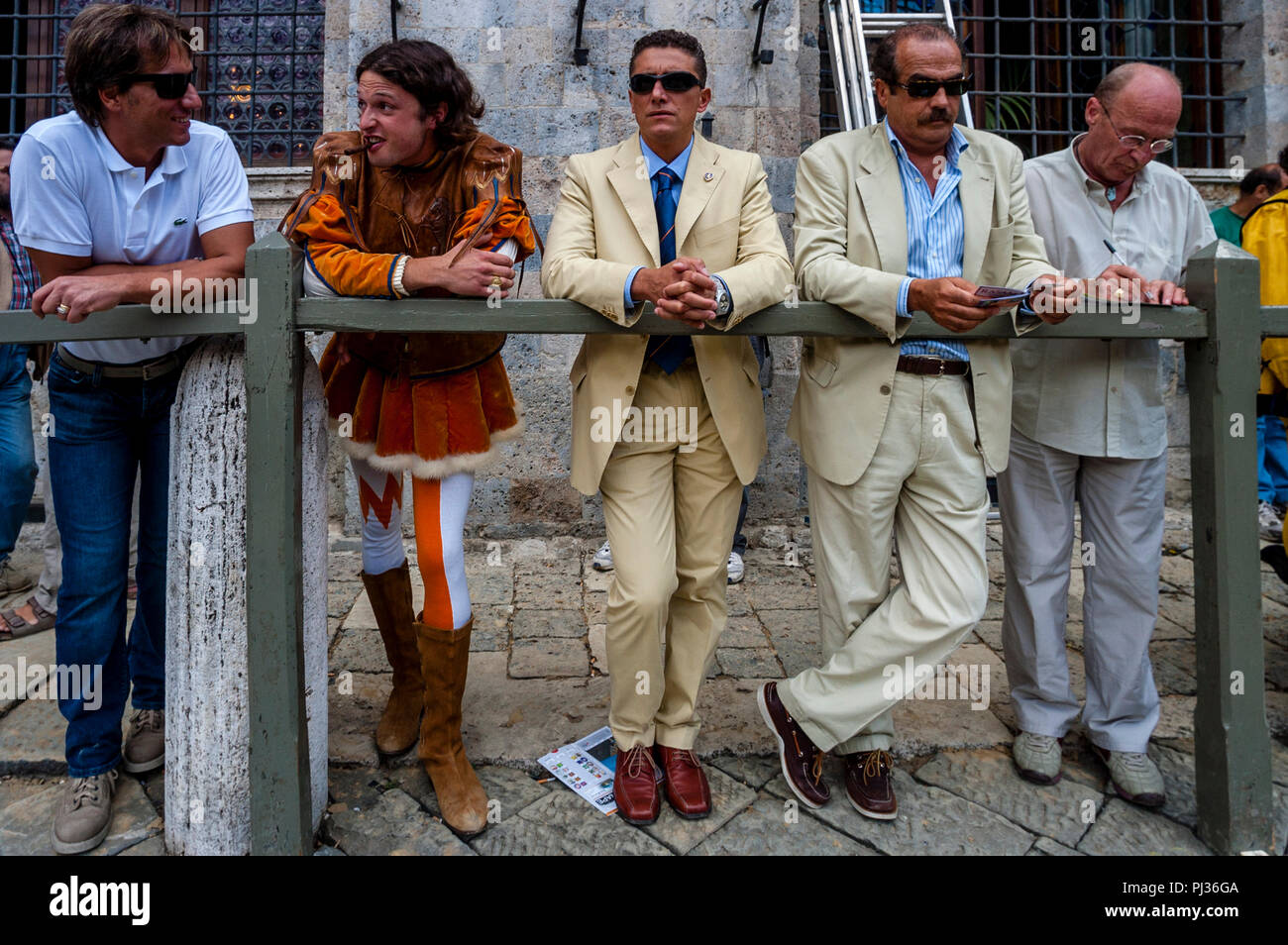 Mitglieder Der Leocorno (Einhorn) Contrada für die Zuordnung der Pferde Zeremonie in der Piazza Del Campo, Palio Di Siena, Italien beginnen Stockfoto